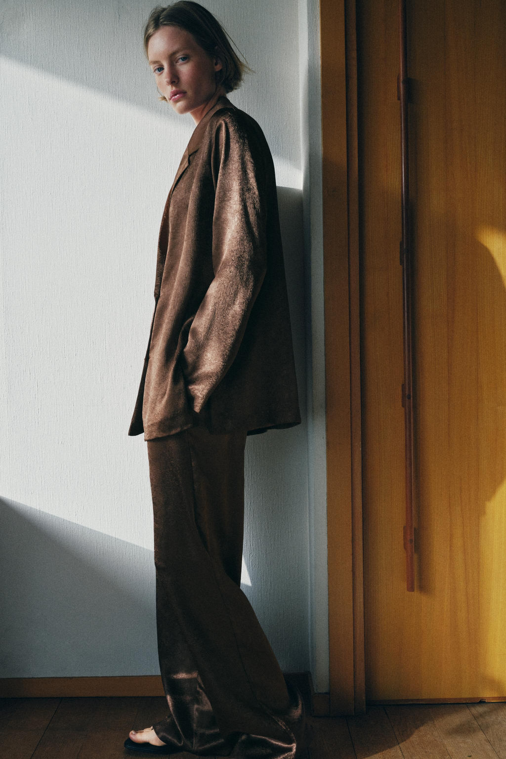 PANTAL?N FLUIDO EFECTO ARRUGADO / Marr?n - Zara фото 4