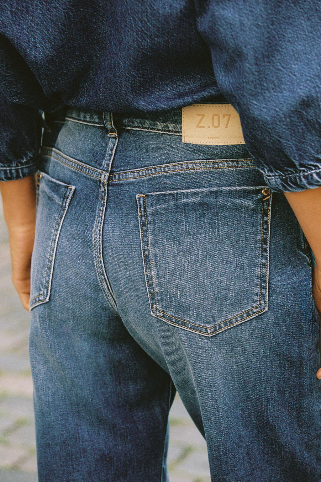 Z.07 RELAXED FIT HIGH-WAIST JEANS WITH TURN-UP HEM