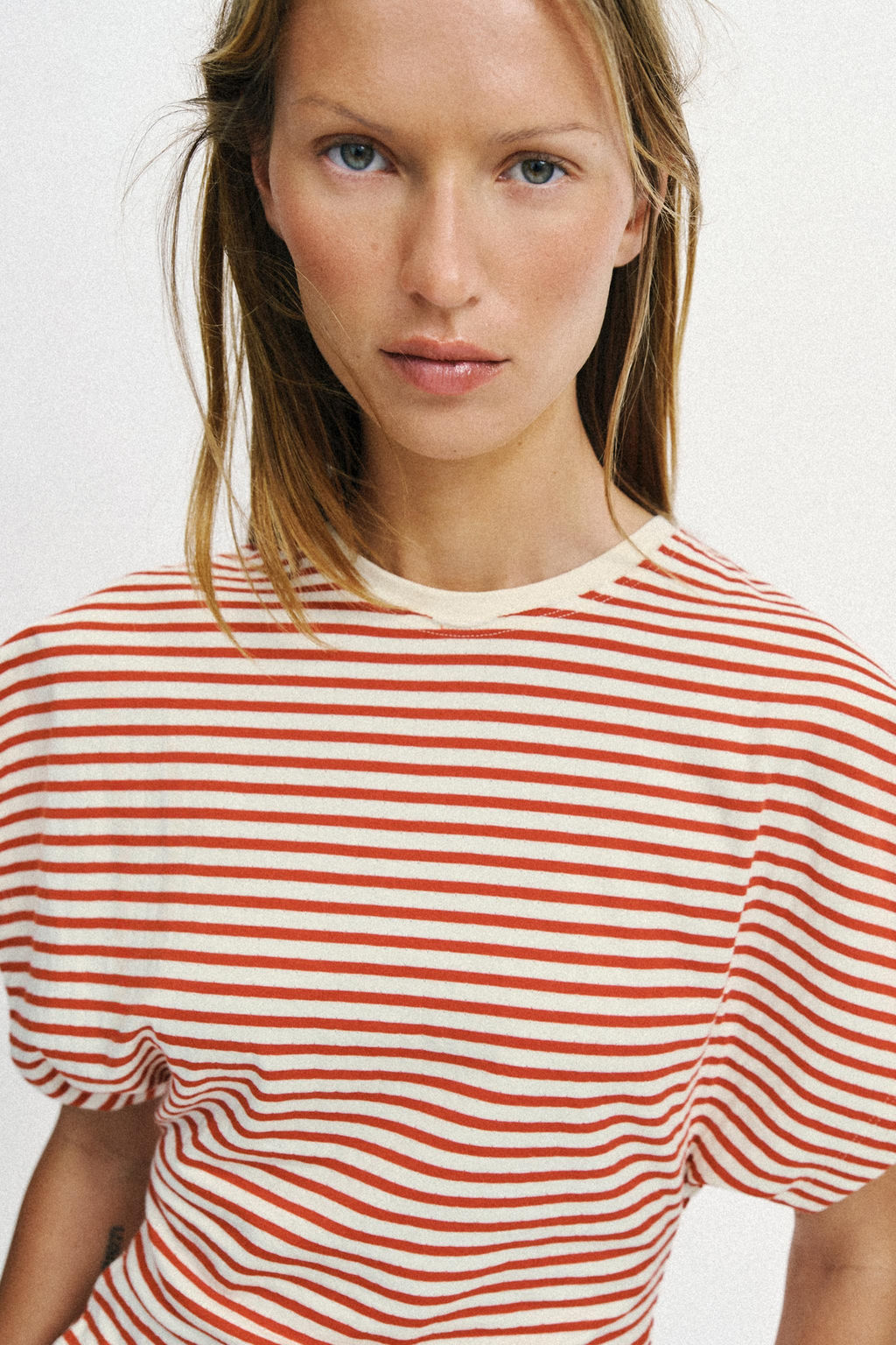 CAMISETA ENTALLADA RAYAS / Raya Roja