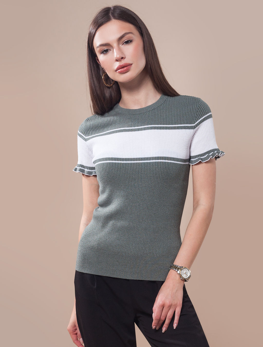 VILATTE / Приталенный джемпер из шелковистой пряжи вязкой лапша с рюшей на рукаве  фото 4