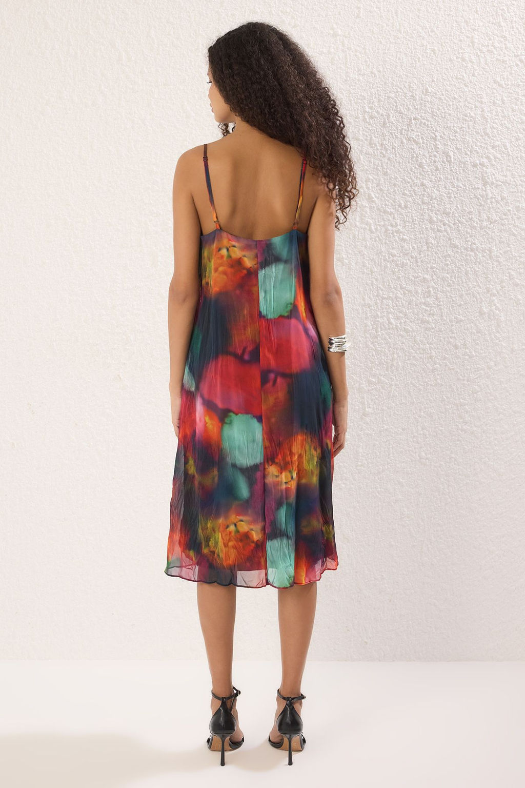 Cok Renkli Duz Kesim Soyut Desenli Midi Dokuma Sifon Astarl? Elbise TWOSS25EL00806 - Trendyolmilla фото 4