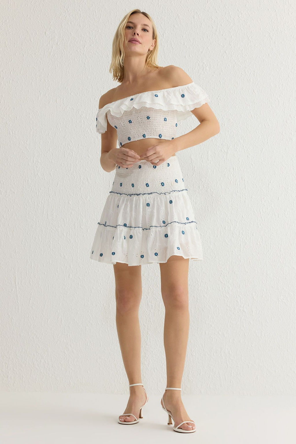 TRENDYOLMILLA Beyaz Brode Kumas Nak?s Detayl? Gipe ve Pileli Mini Boy Dokuma Etek TWOSS25ET00012 фото 2