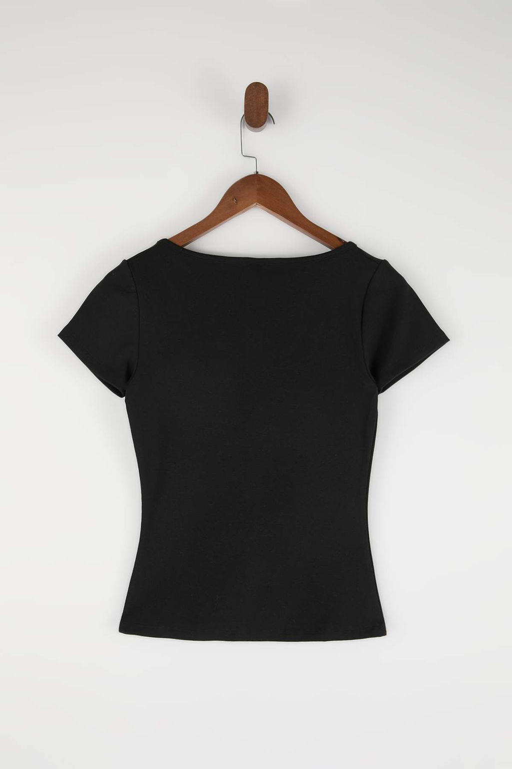 Wardrobe Essentials-Siyah Fitted/Vucuda Oturan Kay?k Yaka K?sa Kollu Orme T-Shirt TWOSS26TS00070