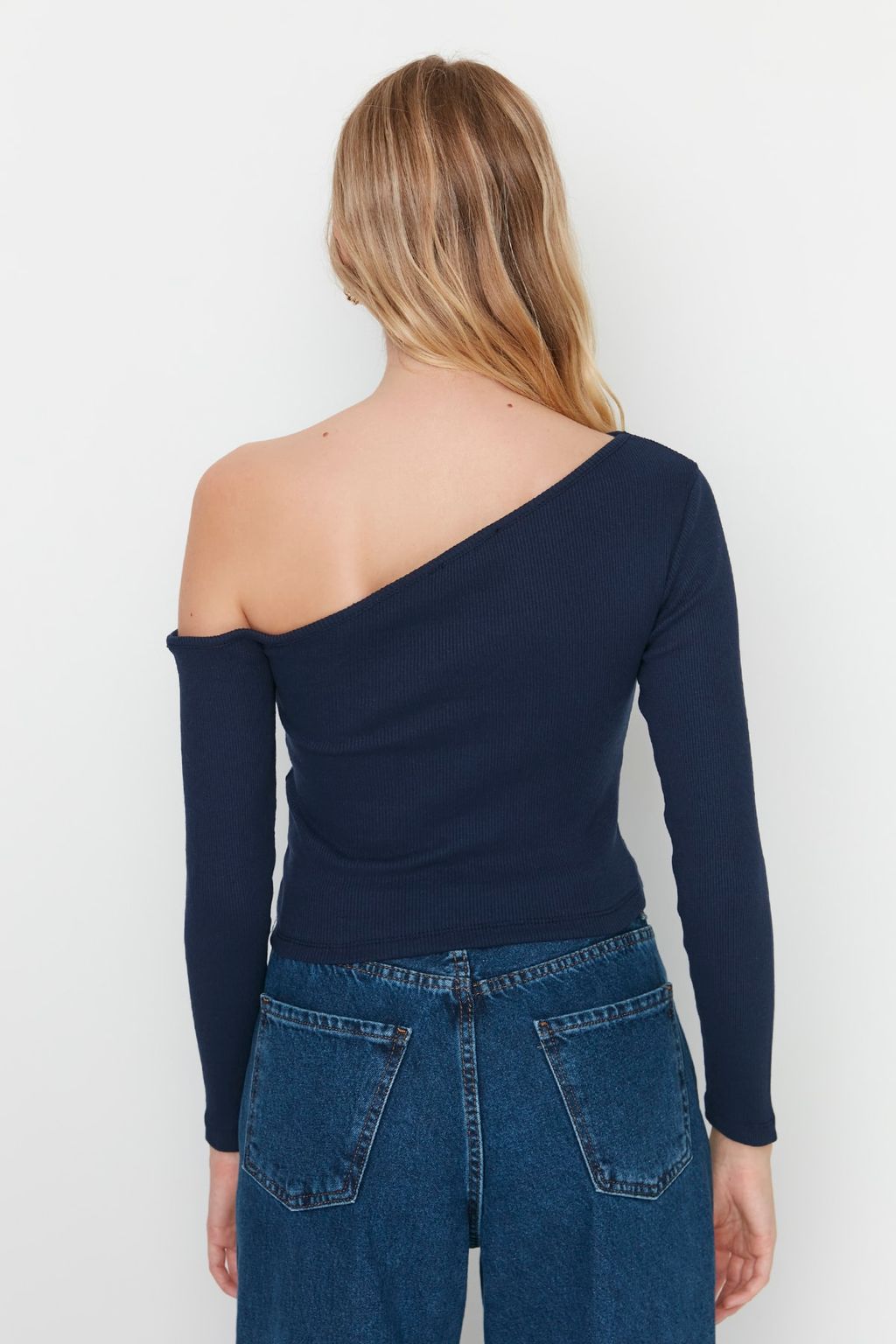 Trendyolmilla Indigo Fitted/Vucuda Oturan Asimetrik Yaka Omzu Ac?k Fitilli Esnek Orme Bluz TWOAW23BZ00088
