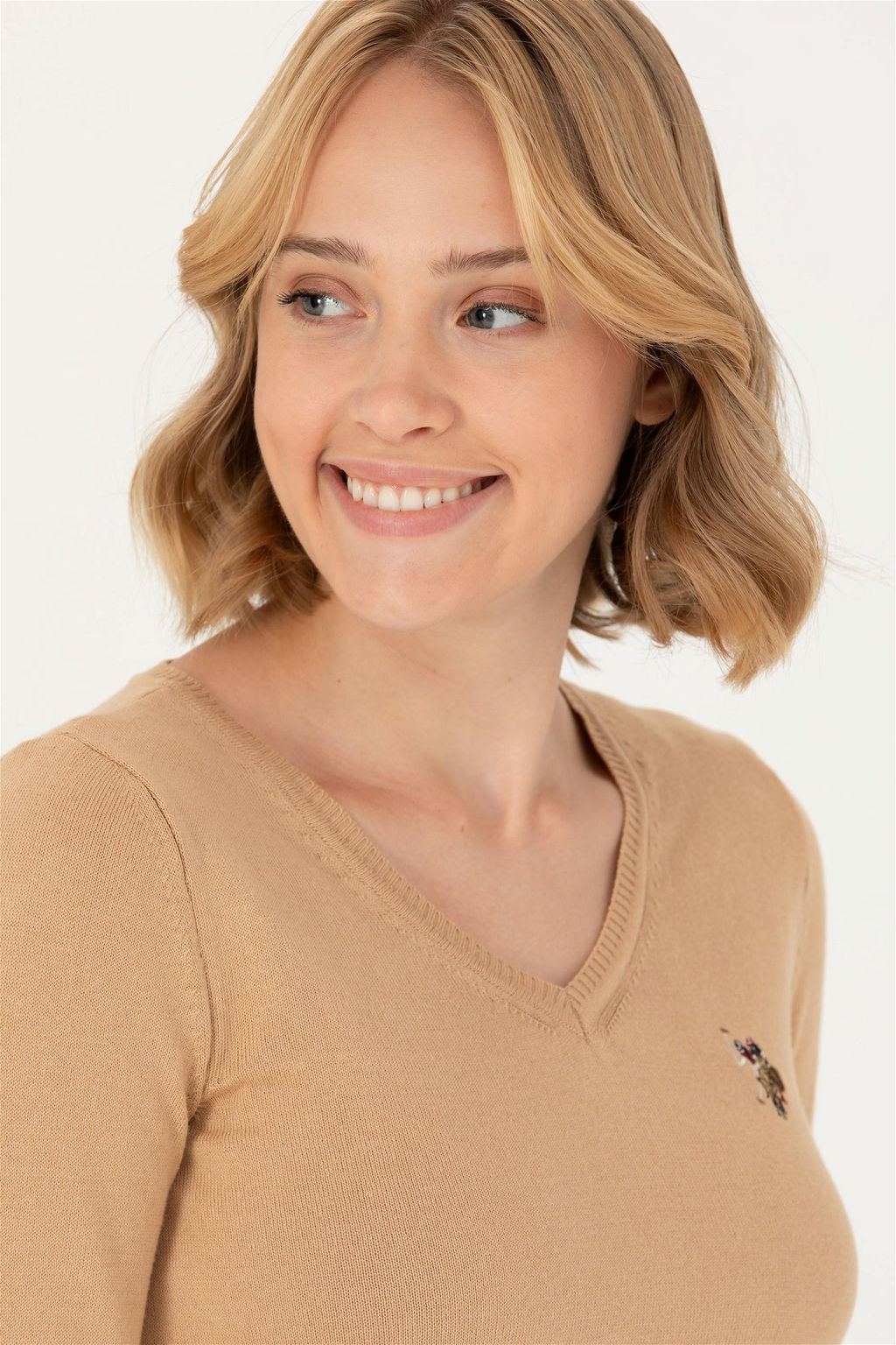U. S. Polo Assn Женский базовый свитер песочного цвета с v-образным вырезом - U.s. polo assn фото 9