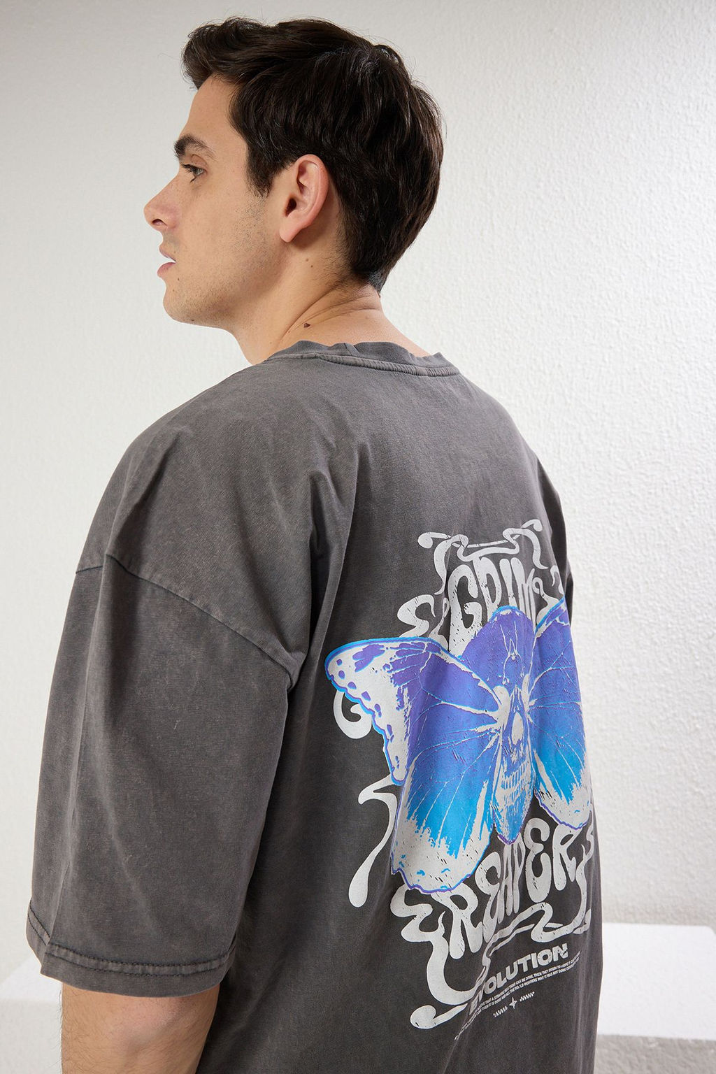 Trendyolmilla Man Antrasit Unisex Oversize/Genis Kesim Soluk Efekt Kelebek Bask?l? %100 Pamuk T-Shirt TMNSS25TS00013  фото 3
