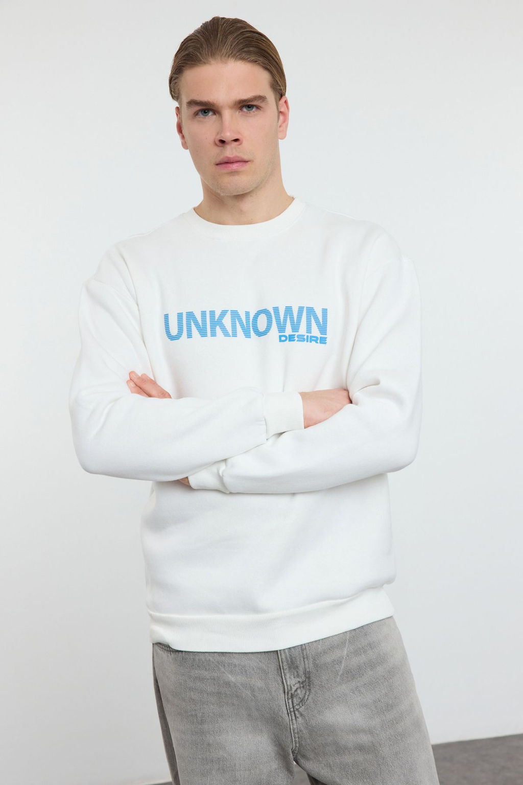 TRENDYOL MAN Ekru Oversize/Genis Kesim Yaz? Bask?l? Bisiklet Yaka Ici Polarl? Sweatshirt TMNAW25SW00047