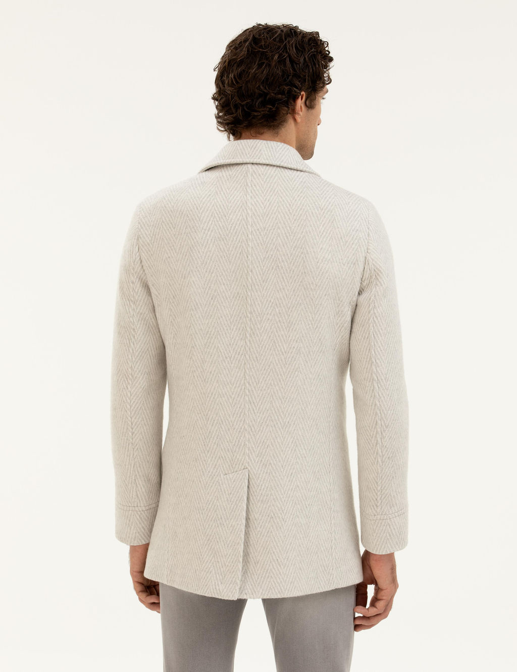 Белое приталенное пальто из смесовой шерсти с рыбьей спиной и кешью