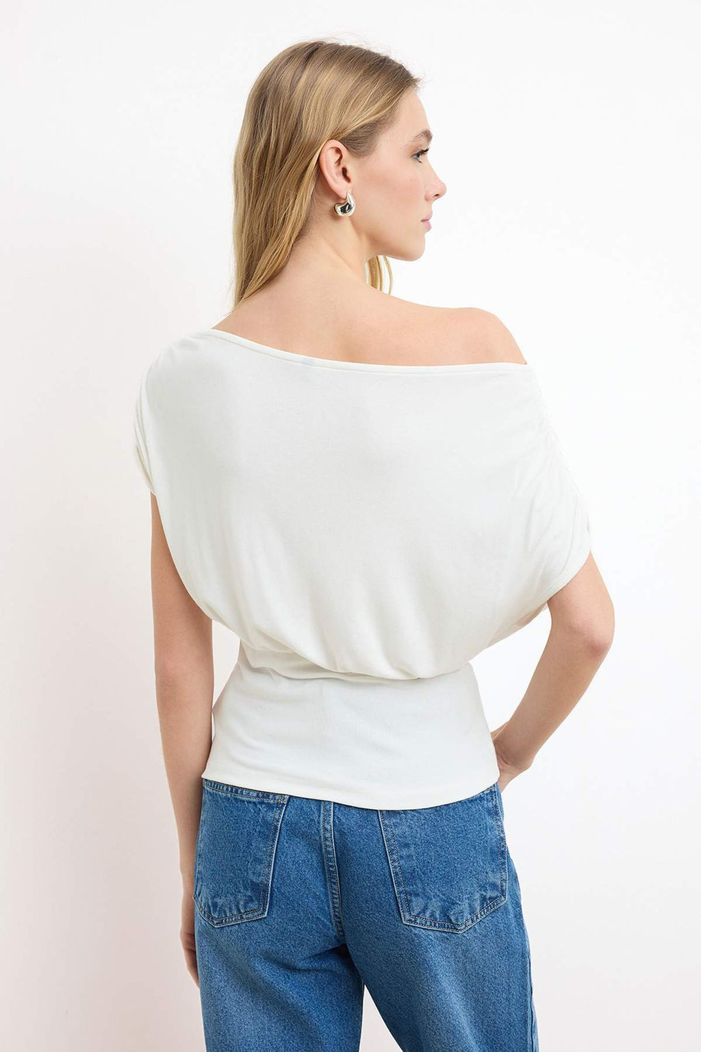 Ekru Fitted/Vucuda Oturan Asimetrik Yaka K?sa Kollu Yumusak Orme Bluz TWOSS26BZ00462 - Trendyolmilla фото 3