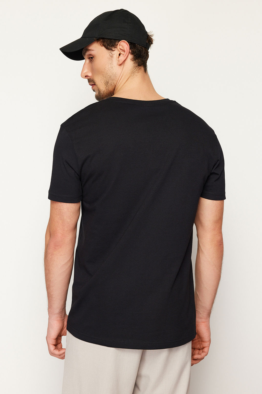 TRENDYOL MAN Siyah Regular/Normal Kesim V-Yaka Basic %100 Pamuklu T-Shirt TMNSS24TS00084 - Trendyolmilla фото 2