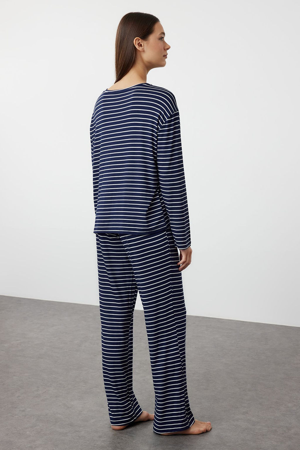 Trendyolmilla Lacivert Cizgili Gokkusag? Bask?l? Viskon Orme Pijama Tak?m? THMAW25PT00014 фото 12