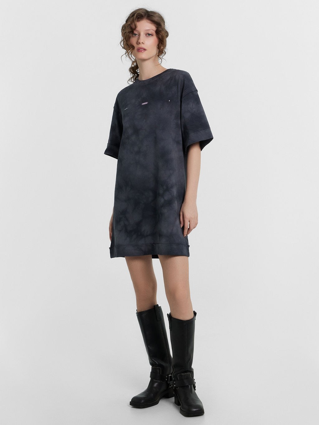 Платье женское серое с эффектом фаст-дай и надписью Здесь сейчас я Фаст Дай на графите 152585 - Mark formelle фото 3