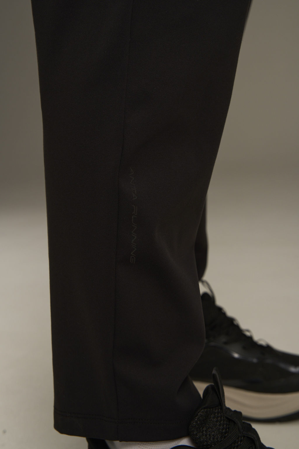 Брюки трикотажные утепленные Черный ANTA RUNNING Knit Track Pants