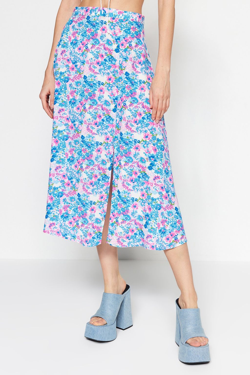 Indigo-Ekru Y?rtmac Detayl? Cicek Desenli Viskon Kumasl? Midi Dokuma Etek TWOSS20ET0230