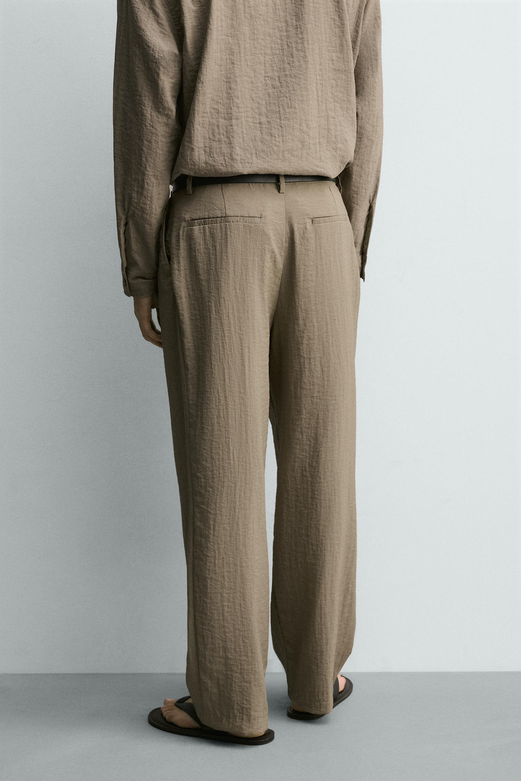 PANTAL?N FLUIDO RELAXED FIT EFECTO ARRUGADO / Beige - Zara фото 3