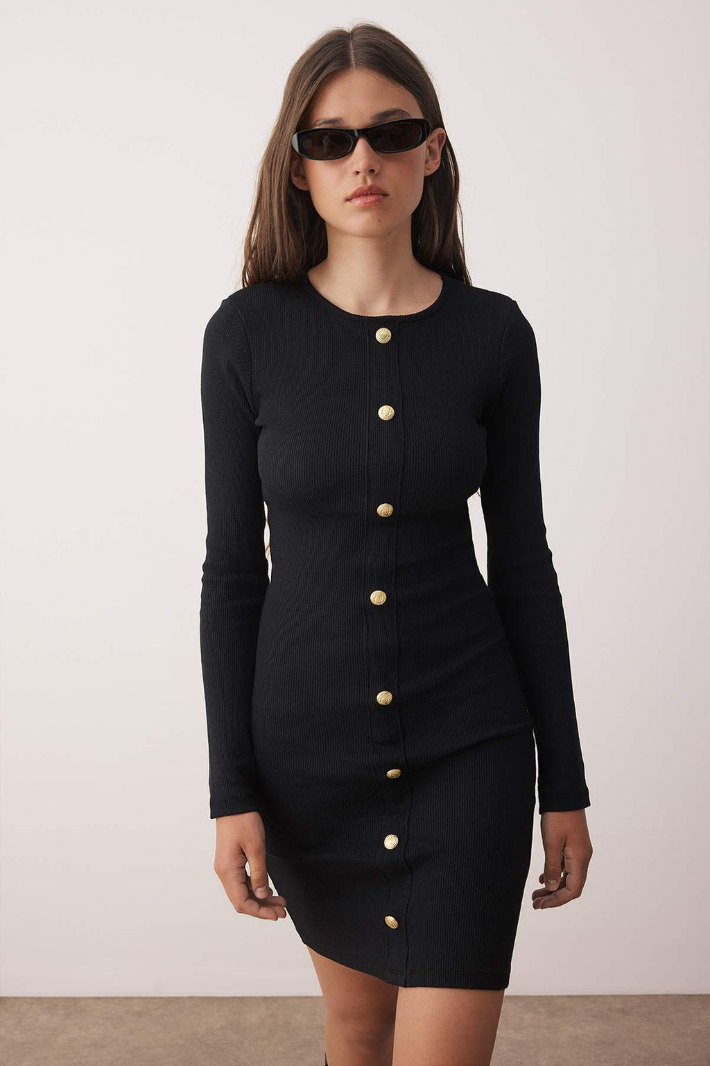 Siyah Duz Bisiklet Yaka Dugmeli Bodyone/Vucuda Oturan Fitilli Esnek Mini Orme Elbise TWOAW26EL00038 - Trendyolmilla фото 2