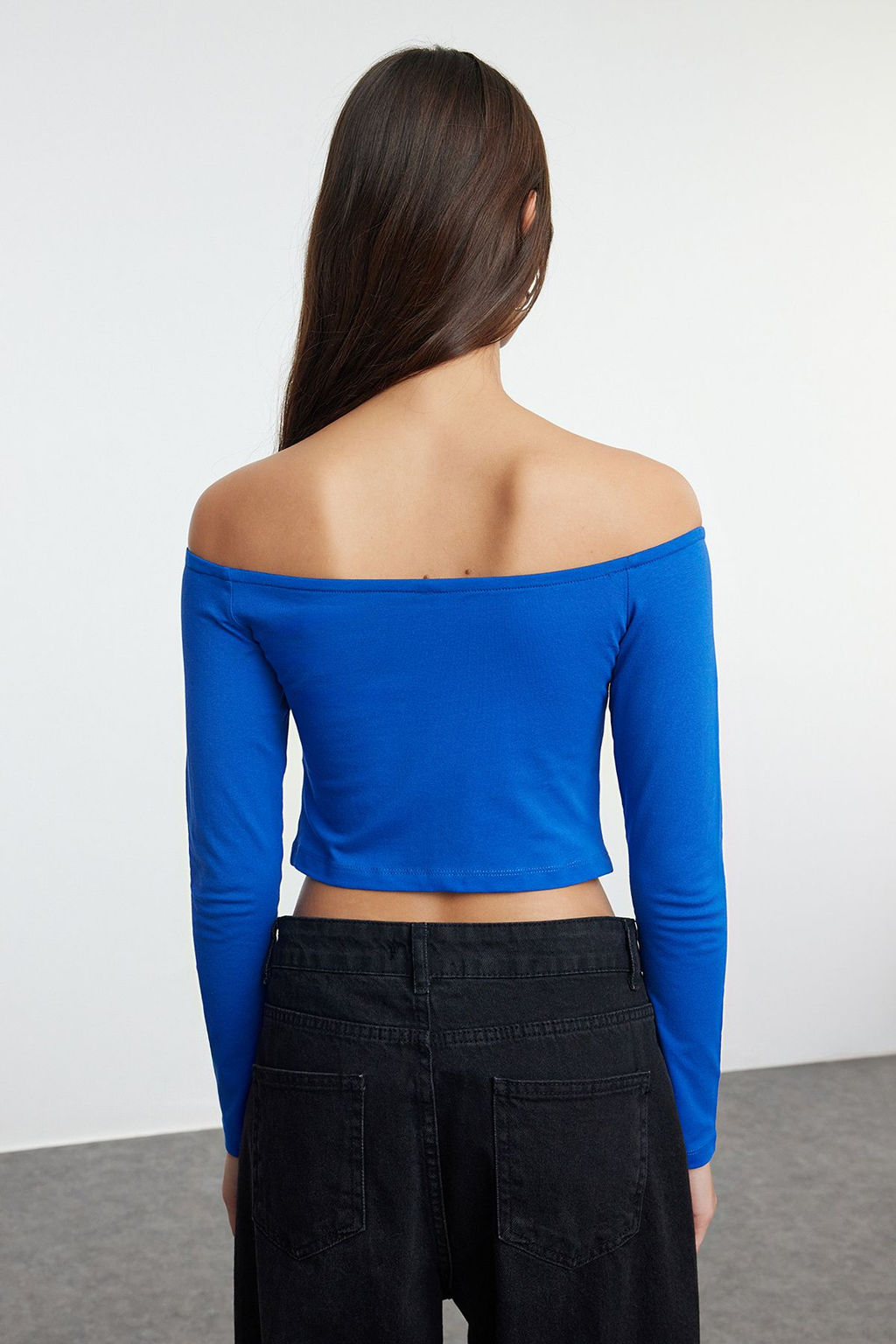 Saks Buzgu/Drape Detayl? Carmen Yaka Crop/K?sa Fitted/Vucuda Oturan Orme Bluz TWOAW25BZ00179 - Trendyolmilla фото 5