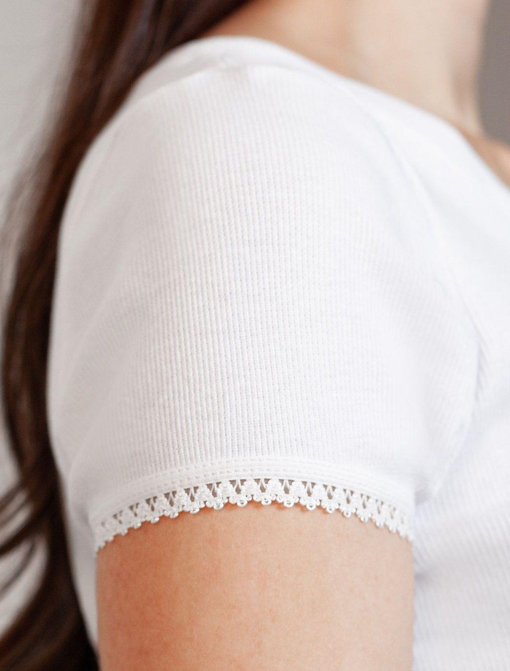 Футболка с круглым вырезом из фактурного трикотажа в рубчик