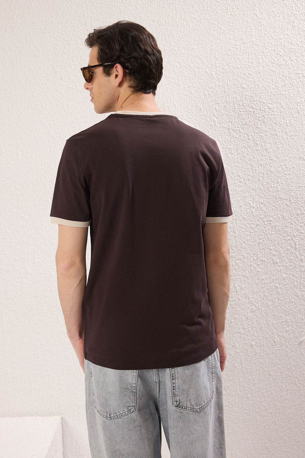 TRENDYOL MAN Ekru Regular/Normal Kesim Kol Detayl? Bask?l? %100 Pamuk Tok Kumas T-shirt TMNSS25TS00034 - Trendyolmilla фото 2