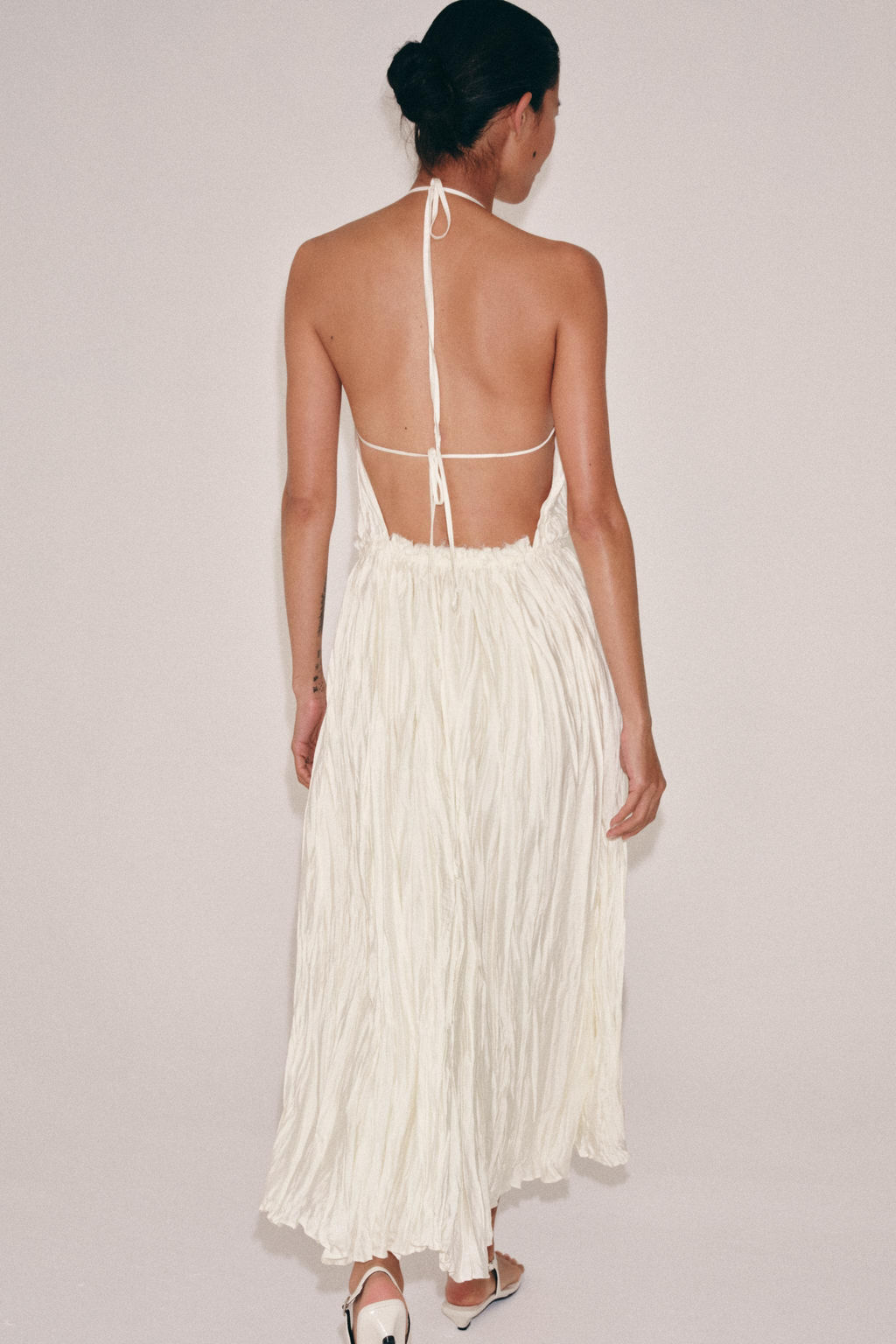 VESTIDO HALTER PLISADO ZW COLLECTION / Vainilla - Zara фото 3