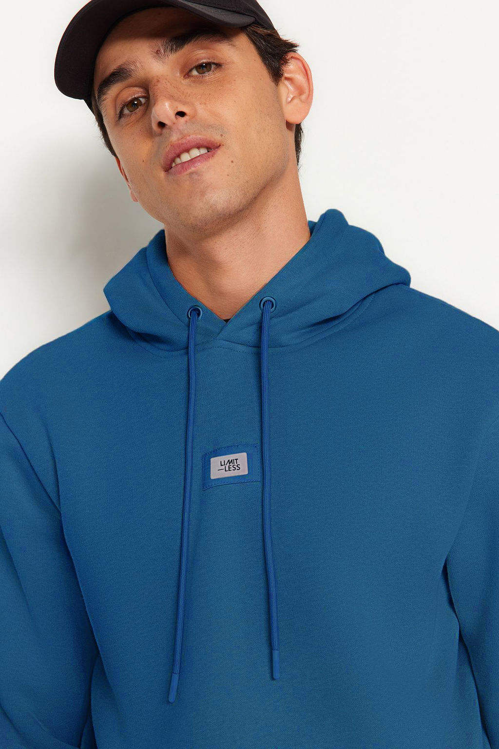 TRENDYOL MAN Siyah Regular/Normal Kesim Kapusonlu Etiketli Ici Polar/S?cak Tutan Sweatshirt TMNAW24SW00076 - Trendyolmilla фото 2