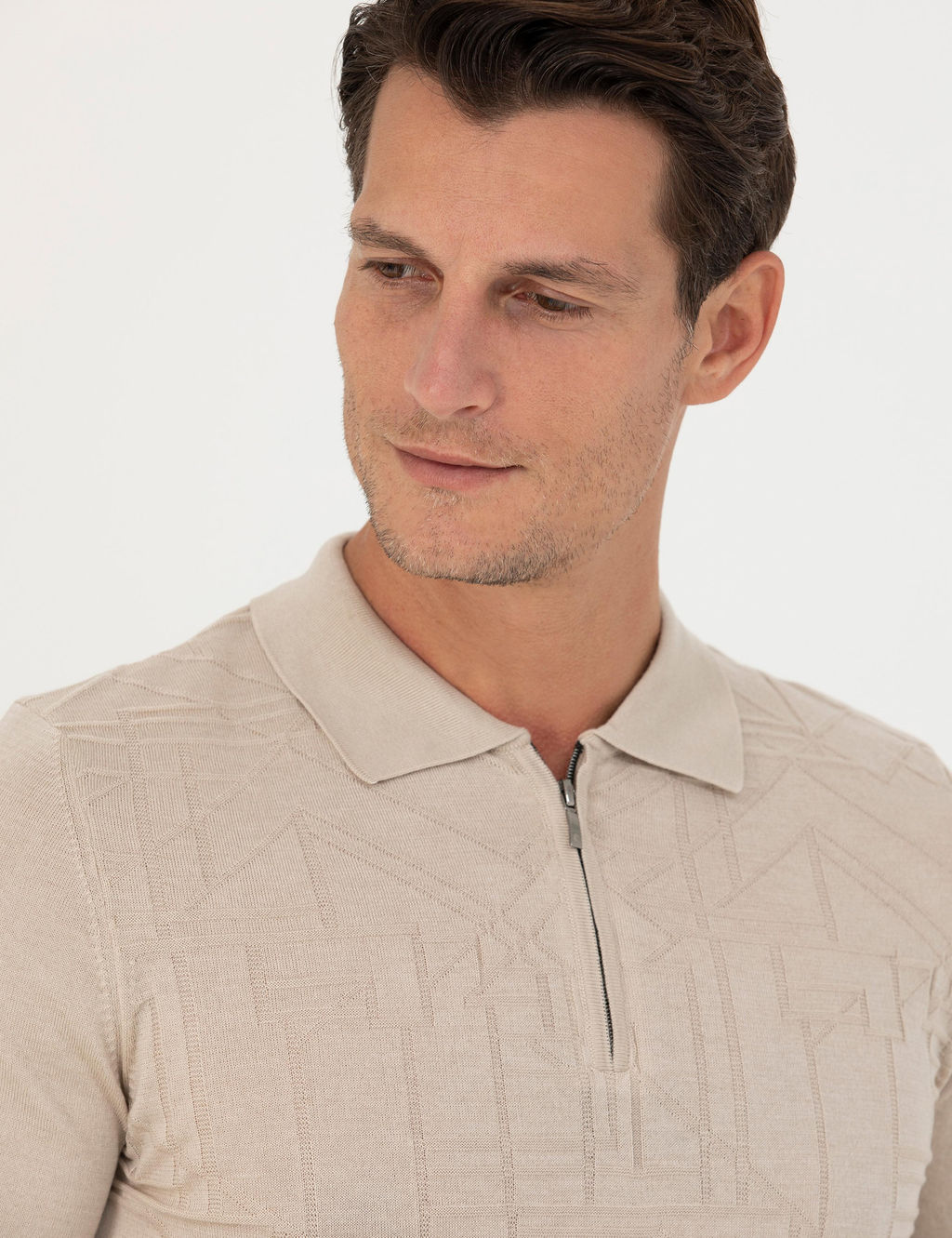 Бежевая приталенная трикотажная футболка с воротником-поло