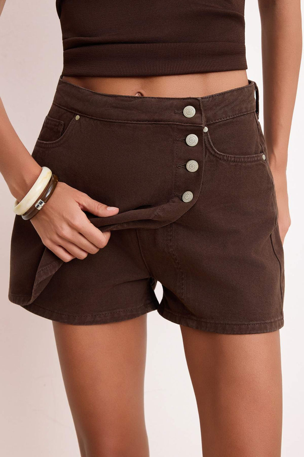 Kahverengi Dugme Detayl? Yuksek Bel Denim Sort Etek TWOSS22SR0448