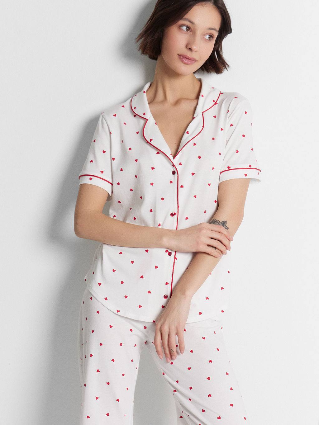 Пижама женская белая с принтом "сердечки"