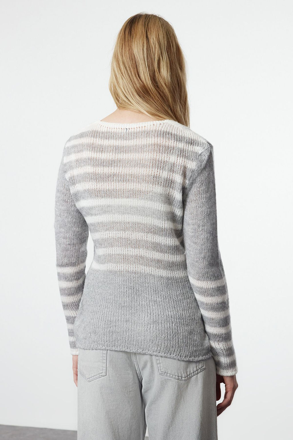 Gri Yumusak Dokulu Gevsek Orgu Cizgili Triko Kazak TWOAW25KZ00172 - Trendyolmilla фото 5