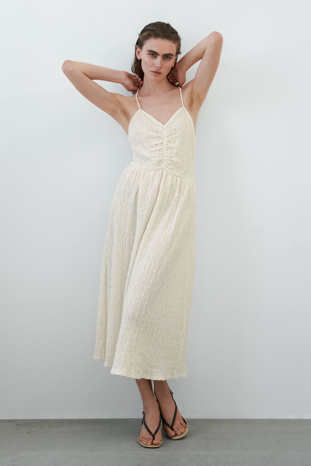 Vestido efecto arrugado con tirantes finos - H&m фото 3