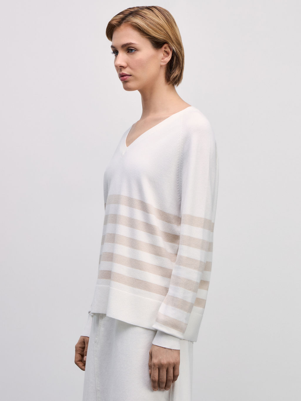 Базовый джемпер с треугольным вырезом / Zarina  фото 4