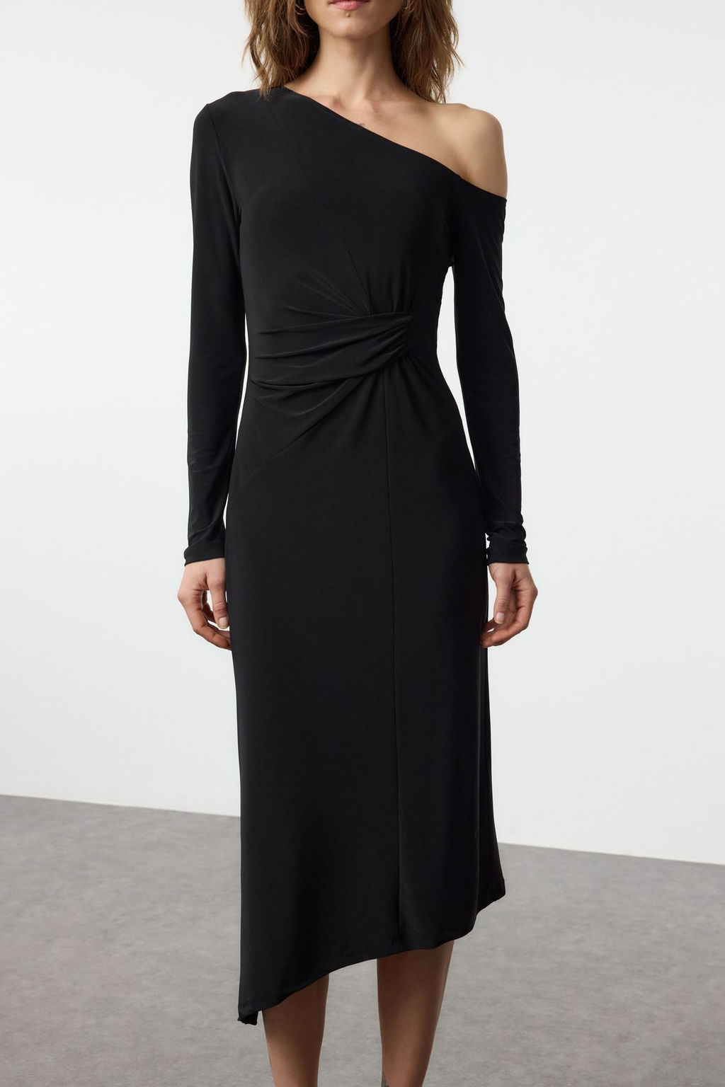 Limited Editon Omzu Ac?k Vucuda Oturan Drapeli Esnek Maxi Orme Elbise TWOAW25EL00296