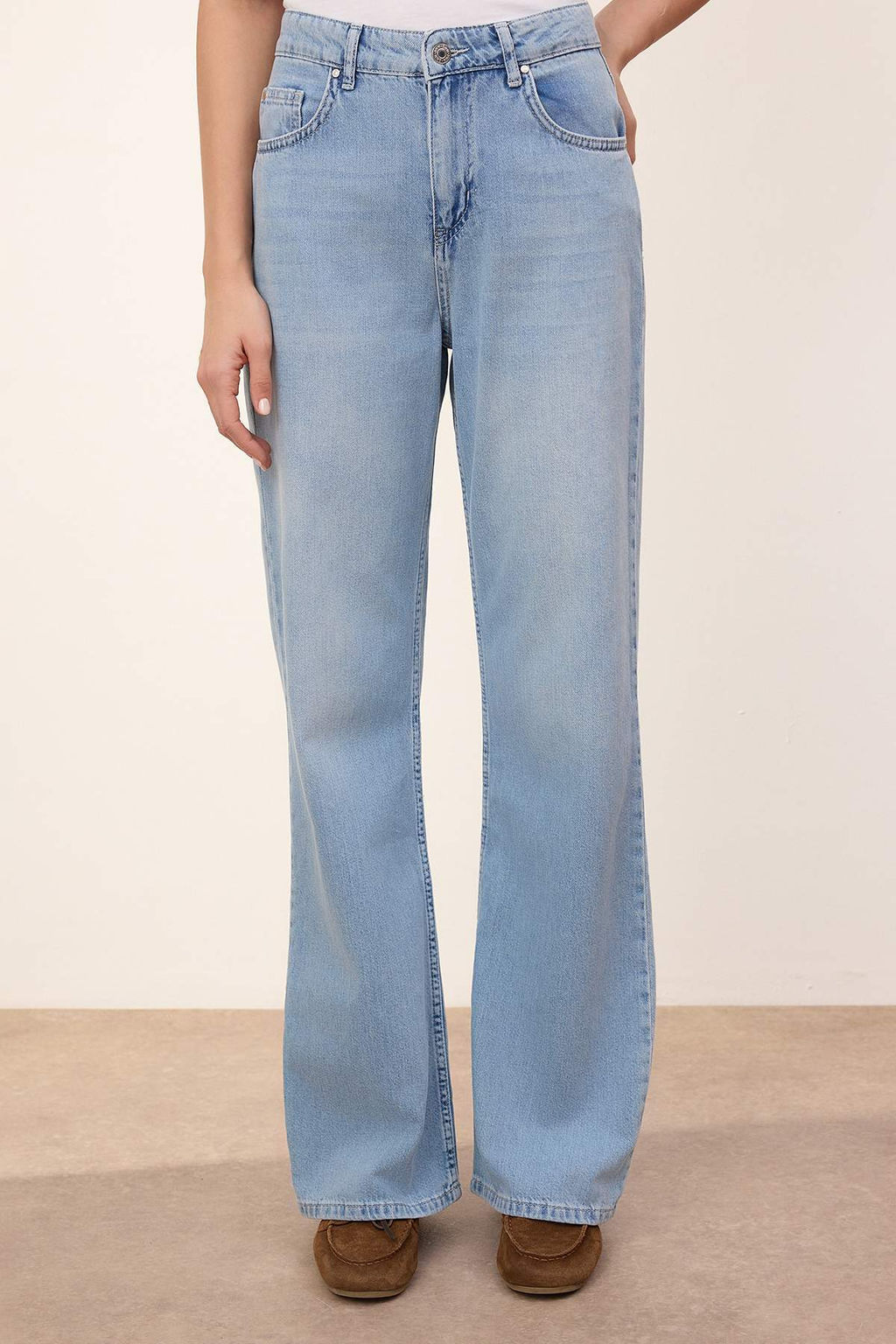 Trendyolmilla Wardrope Essentials Ac?k Mavi DOKUMLU Yuksek Bel Wide Leg Jeans TWOSS26JE00128