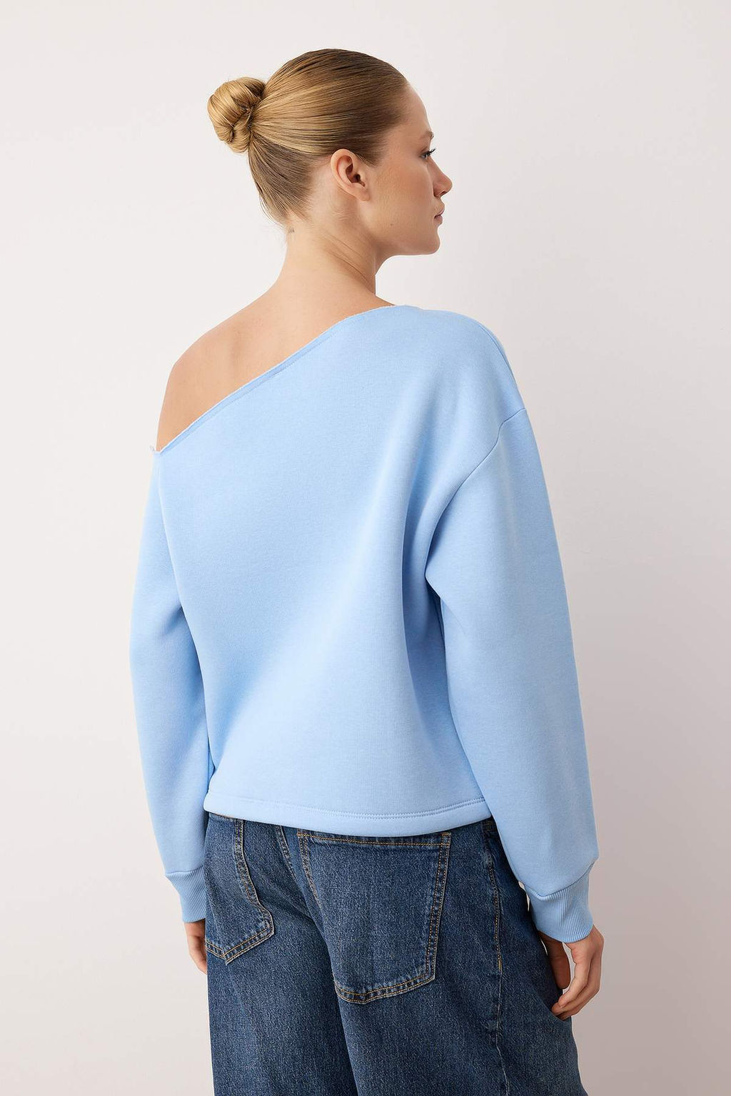 Ac?k Mavi Nak?sl? Ac?k Oversize Omuzlu Kal?n Ici Polarl? Orme Sweatshirt TWOAW26SW00211 - Trendyolmilla фото 4