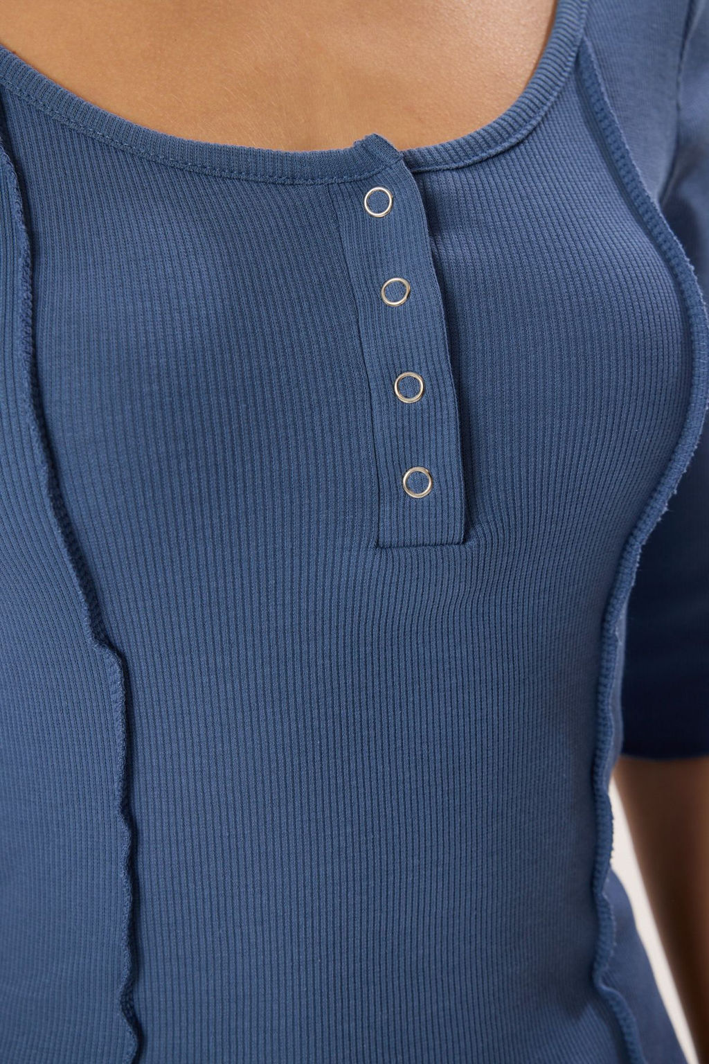 Trendyolmilla Siyah Fitted/Vucuda Oturan Havuz Yaka C?tc?tl? Fitilli Esnek Orme Bluz TWOSS25BZ00007  фото 9