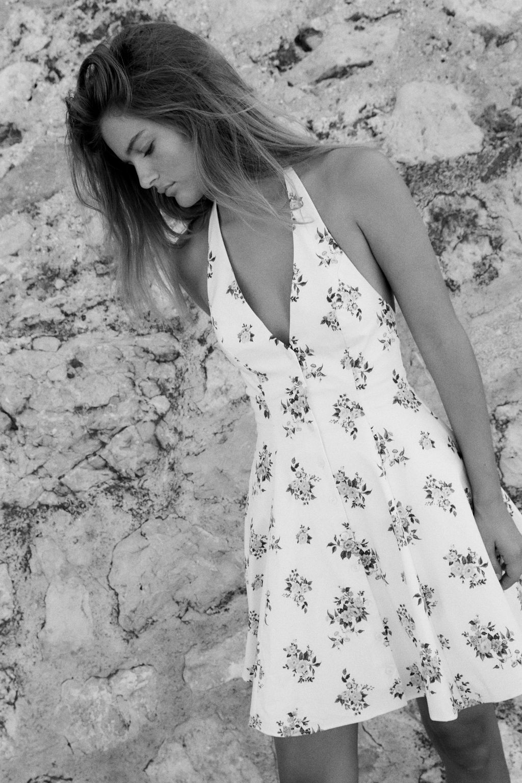 FLORAL PRINT HALTER MINI DRESS - Zara фото 10