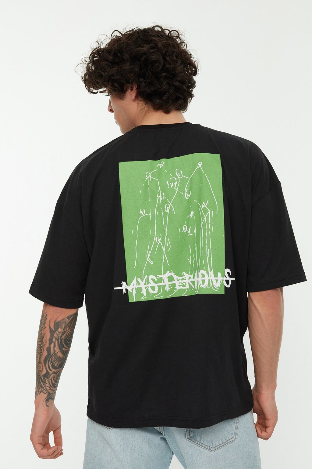 TRENDYOL MAN Siyah Oversize/Genis Kesim %100 Pamuklu S?rt Bask?l? T-Shirt TMNSS22TS0913