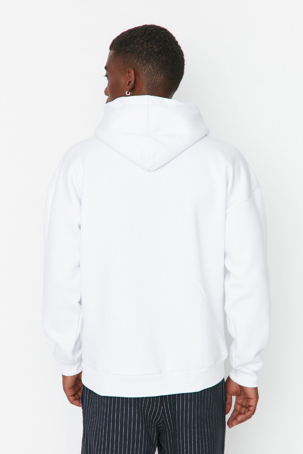 TRENDYOL MAN Beyaz Oversize/Genis Kesim Kapusonlu Etiketli Ici Polar/S?cak Tutan Sweatshirt TMNAW21SW2005 - Trendyolmilla фото 4
