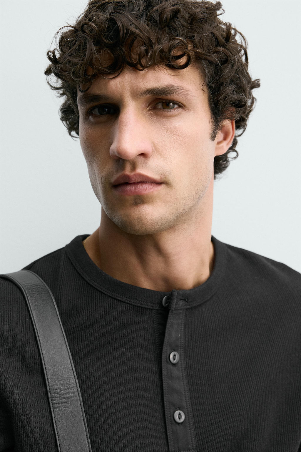 CAMISETA ESTRUCTURA CUELLO PANADERO / Negro