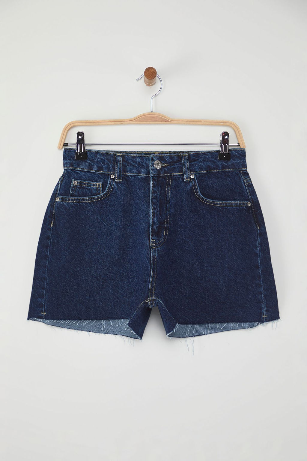 TRENDYOLMILLA Koyu Mavi Paca Kesikli Mini Denim Sort TWOSS25SR00174  фото 6