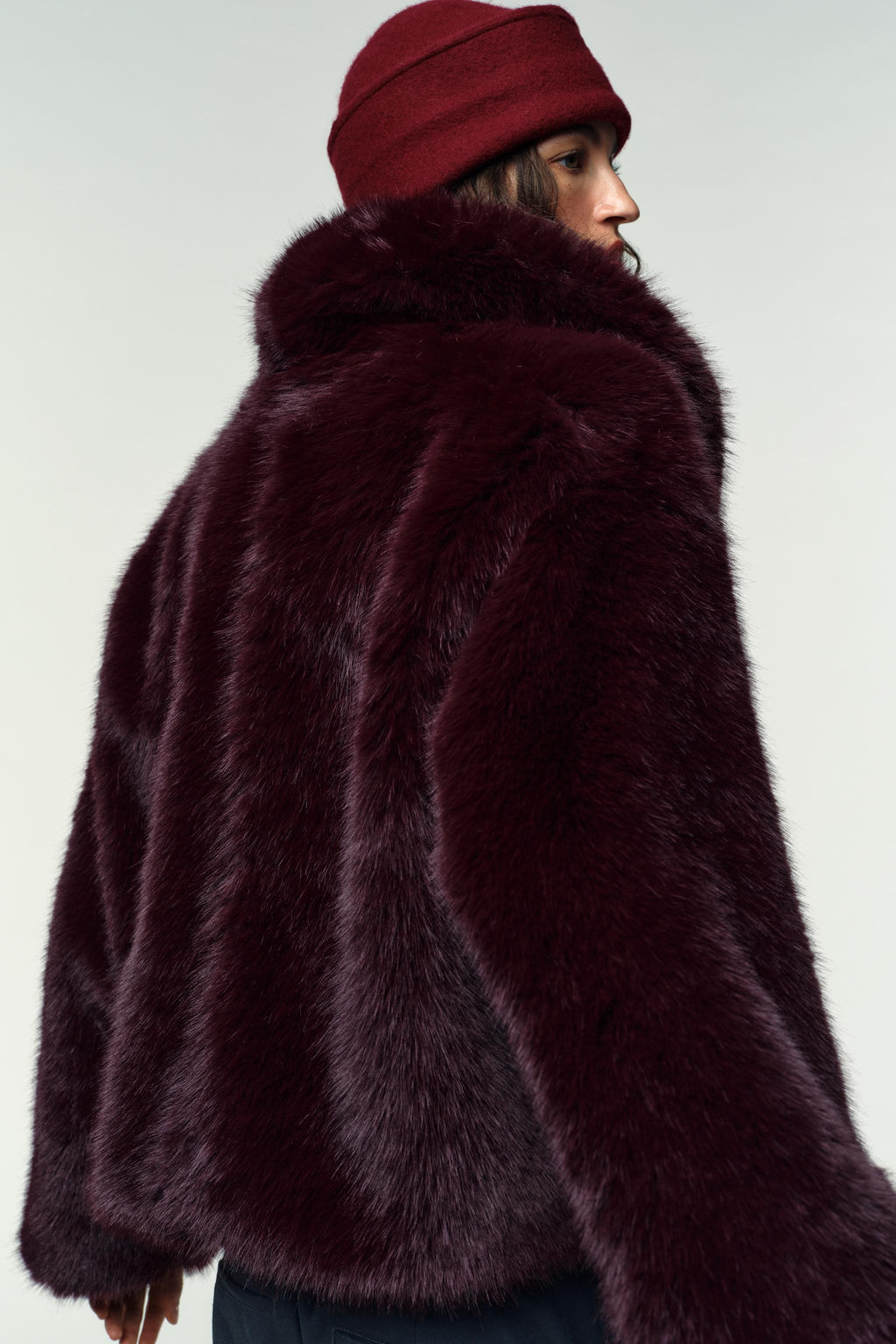SHORT FAUX FUR COAT WITH FIREMAN CLASPS - Zara фото 6