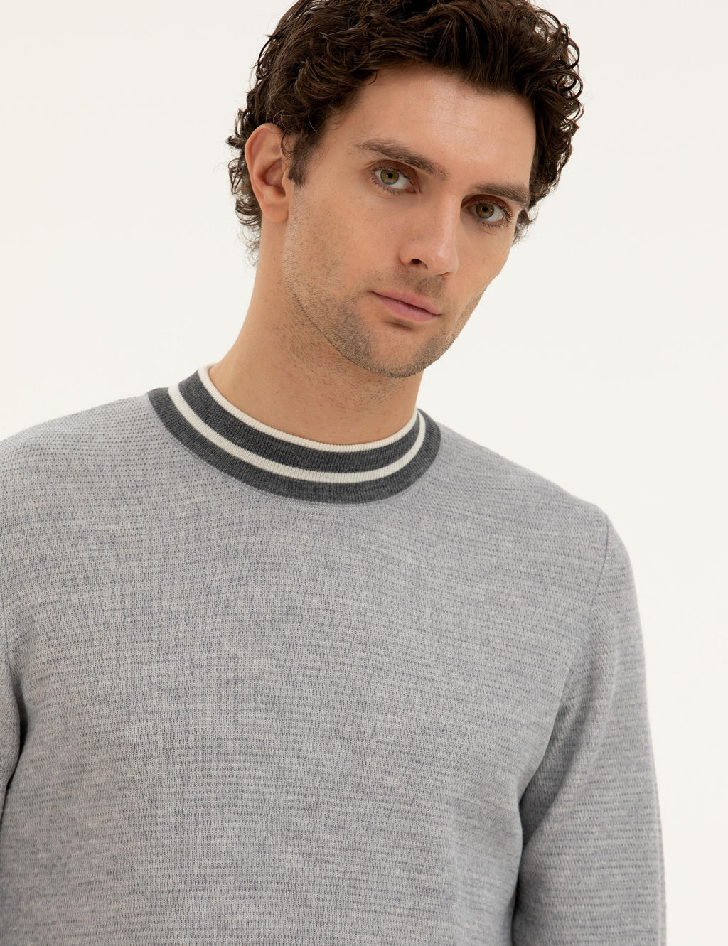 Светло-серый приталенный трикотажный свитер с круглым вырезом - Cacharel фото 2