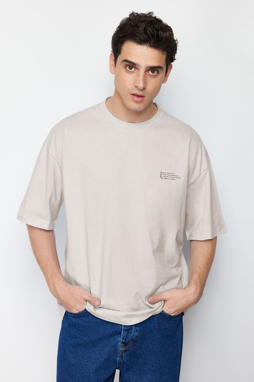 TRENDYOL MAN Haki Oversize/Genis Kesim %100 Pamuklu Bisiklet Yaka Minimal Yaz? Bask?l? T-Shirt TMNSS23TS00084