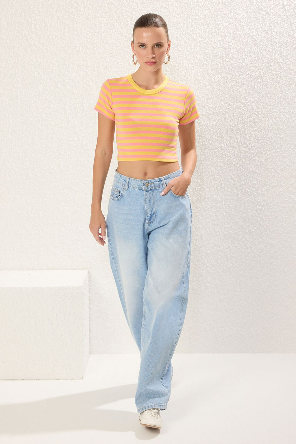 Trendyolmilla Premium Tas Ekru Cizgili Viskoz/Yumusak Kumas Crop Bisiklet Yaka Esnek Orme Bluz TWOSS23BZ00198 фото 19