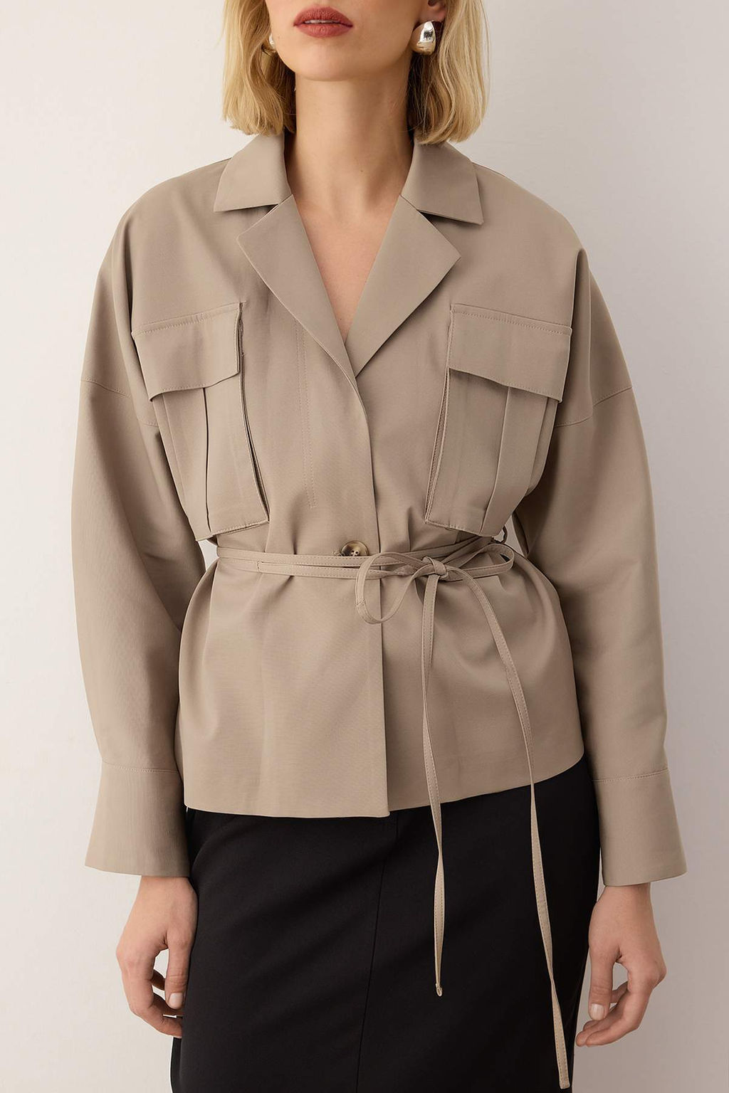 EXCLUSIVE Ozel Koleksiyon Bej Oversize Baglama Detayl? Trenckot TWOAW26TR00022 - Trendyolmilla фото 4