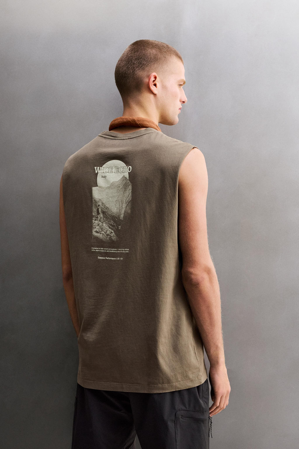 CAMISETA TANK ESTAMPADOS CONTRASTE / verde lavado