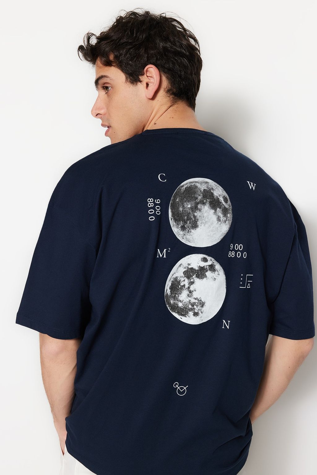 TRENDYOL MAN Lacivert Oversize/Genis Kesim Uzay Bask?l? Etiket Detayl? %100 Pamuklu T-Shirt TMNSS23TS00125 - Trendyolmilla фото 10