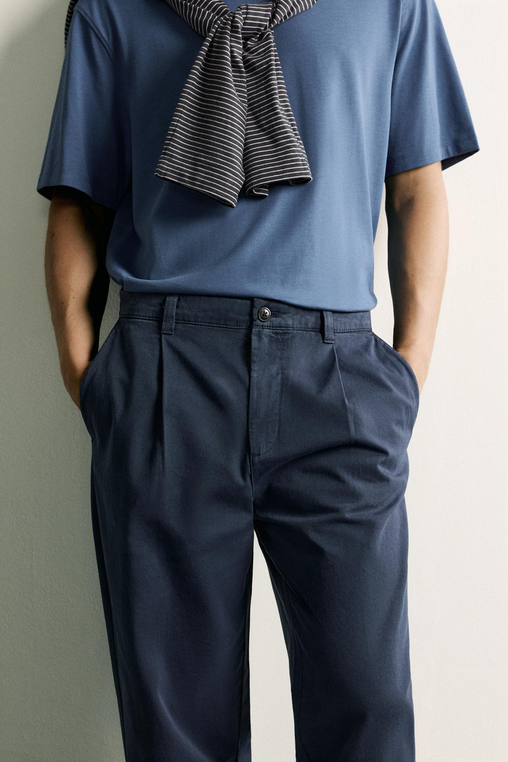PANTAL?N CHINO STRAIGHT FIT PLIEGUES / Marino