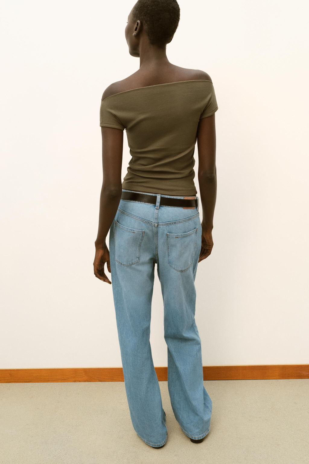 CAMISETA CUELLO BARCO / Khaki