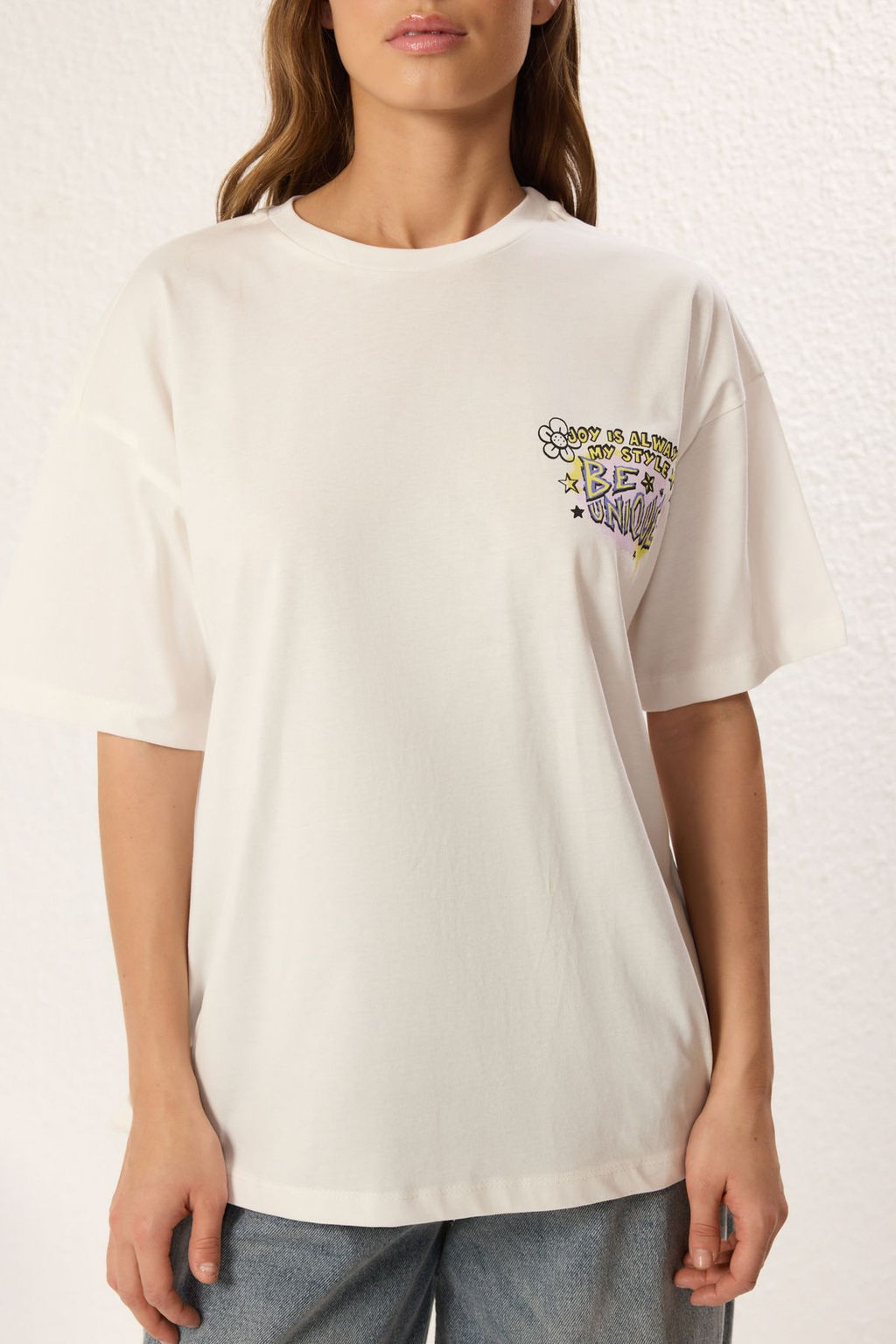 TRENDYOLMILLA Ekru %100 Pamuk Oversize/Genis Kal?p On Arka Bask?l? Orme T-Shirt TWOSS25TS00136 фото 4